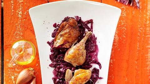 Geschmorte Hähnchenkeulen mit Rotkohl Rezept - Foto: House of Food / Bauer Food Experts KG