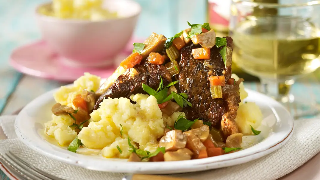Geschmorte hohe Rippe in Weißwein auf Kartoffelpüree Rezept - Foto: LECKER @ Bauer Media Group
