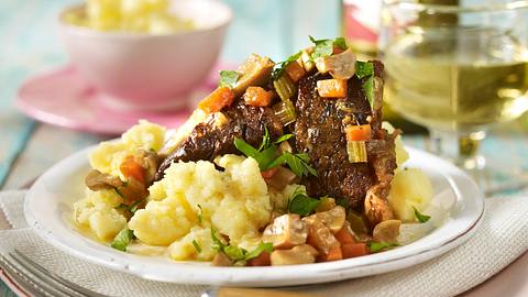Geschmorte hohe Rippe in Weißwein auf Kartoffelpüree Rezept - Foto: House of Food / Bauer Food Experts KG