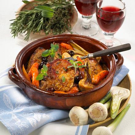 Geschmorte Koteletts mit jungem Knoblauch Rezept Geschmorte Koteletts mit jungem Knoblauch Rezept