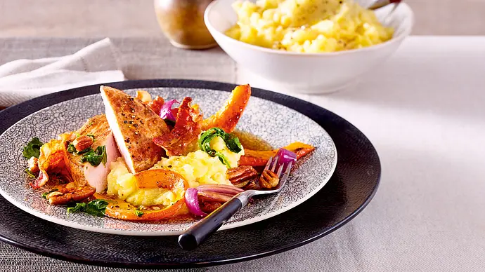 Geschmorte Koteletts mit Kürbis und Apfel-Kartoffelstampf Rezept - Foto: LECKER @ Bauer Media Group