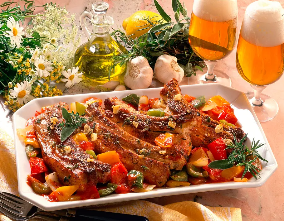 Geschmorte Kräuterrippchen auf Paprikagemüse Rezept