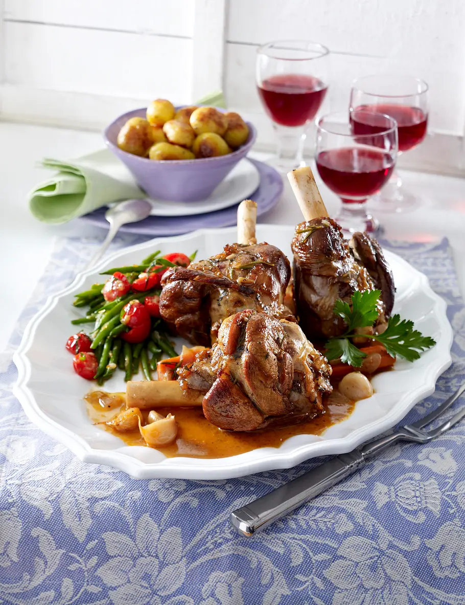Geschmorte Lammhaxen mit Bohnen-Tomaten-Gemüse und Röstkartoffeln Rezept Geschmorte Lammhaxen mit Bohnen-Tomaten-Gemüse und Röstkartoffeln Rezept
