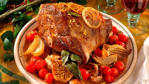 Geschmorte Lammkeule mit Knoblauch, Zwiebeln und Tomaten Rezept - Foto: Först, Thomas
