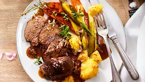 Geschmorte Lammkeule mit Zitronen-Butter-Kartoffeln Rezept - Foto: LECKER @ Bauer Media Group Geschmorte Lammkeule mit Zitronen-Butter-Kartoffeln Rezept - Foto: LECKER @ Bauer Media Group