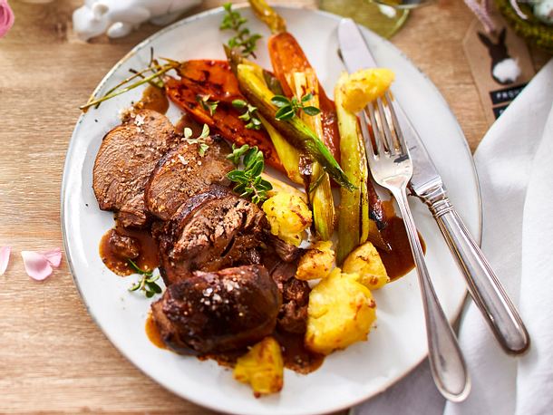 Geschmorte Lammkeule mit Zitronen-Butter-Kartoffeln Rezept | LECKER