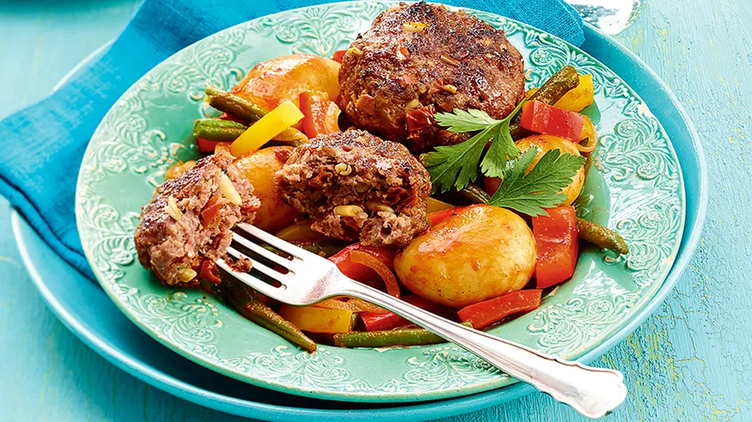 Geschmorte mediterrane Frikadellen Rezept - Foto: LECKER @ Bauer Media Group Geschmorte mediterrane Frikadellen Rezept - Foto: LECKER @ Bauer Media Group