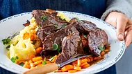 Schmorgerichte: Geschmorte Ochsenbäckchen auf Püree und Möhren. - Foto: LECKER @ Bauer Media Group