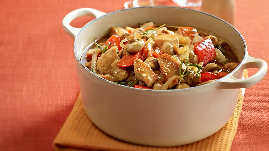 Geschmorte Putenbrust mit Paprika und Pilzen Rezept - Foto: LECKER @ Bauer Media Group
