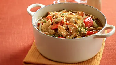 Geschmorte Putenbrust mit Paprika und Pilzen Rezept - Foto: LECKER @ Bauer Media Group