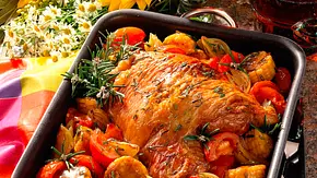 Geschmorte Putenkeule mit Mais-Zwiebel-Tomatengemüse Rezept - Foto: LECKER @ Bauer Media Group