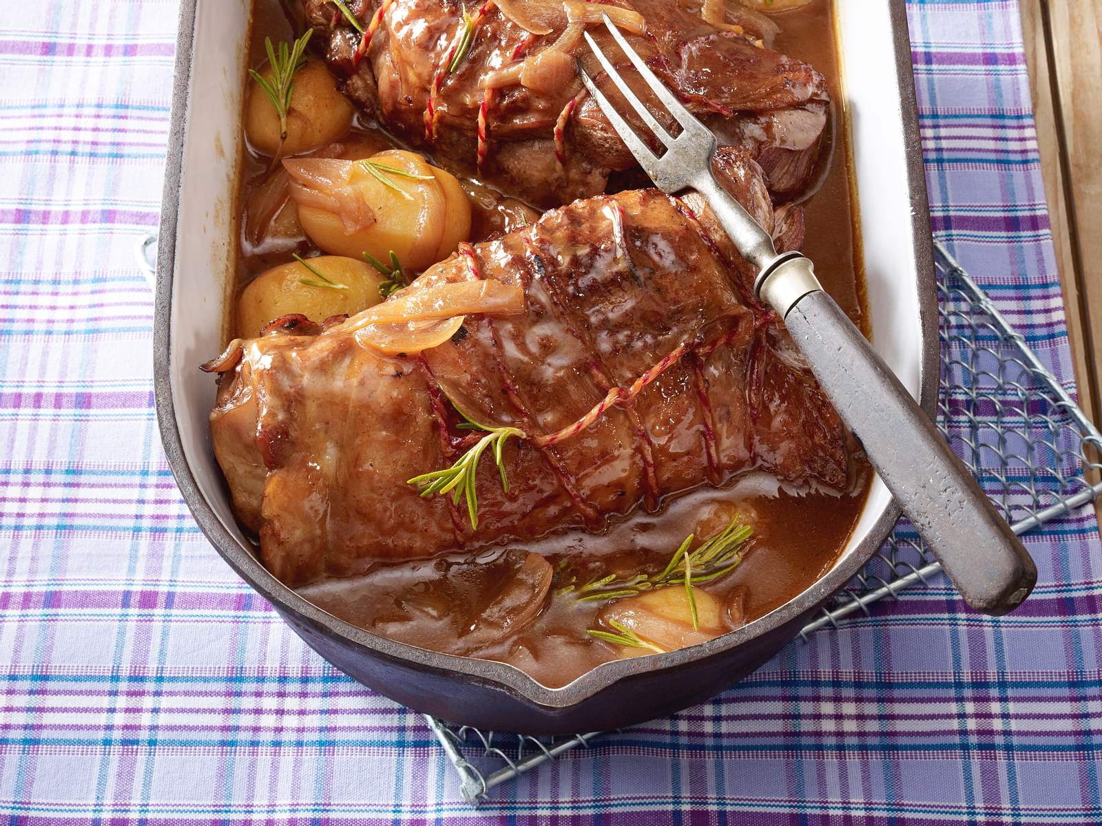 Geschmorte Putenkeule mit Rosmarin-Kartoffeln Rezept | LECKER