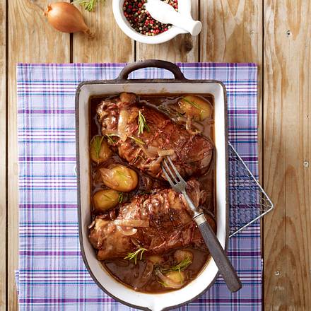 Geschmorte Putenkeule mit Rosmarin-Kartoffeln Rezept Geschmorte Putenkeule mit Rosmarin-Kartoffeln Rezept