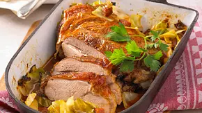 Geschmorte Putenoberkeule auf Weißkohl Rezept - Foto: LECKER @ Bauer Media Group Geschmorte Putenoberkeule auf Weißkohl Rezept - Foto: LECKER @ Bauer Media Group