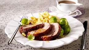 Geschmorte Putenoberkeule in Cidresoße mit Haselnuss-Spätzle und Rosenkohl Rezept - Foto: LECKER @ Bauer Media Group