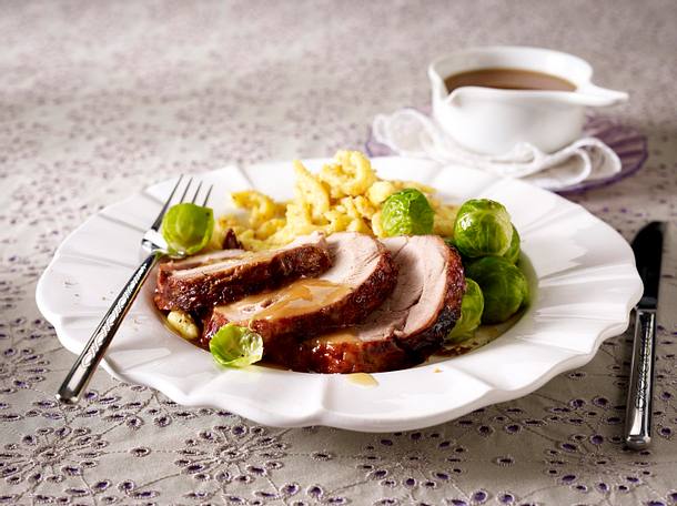 Geschmorte Putenoberkeule in Cidresoße mit Haselnuss-Spätzle und Rosenkohl Rezept Geschmorte Putenoberkeule in Cidresoße mit Haselnuss-Spätzle und Rosenkohl Rezept