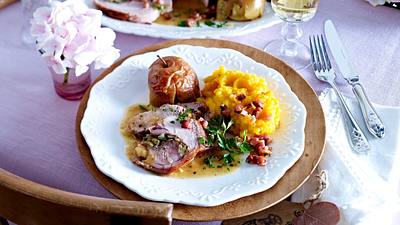 Geschmorte Putenoberkeule mit Äpfeln zu Kartoffel-Kürbis-Püree und Speckstippe Rezept - Foto: LECKER @ Bauer Media Group