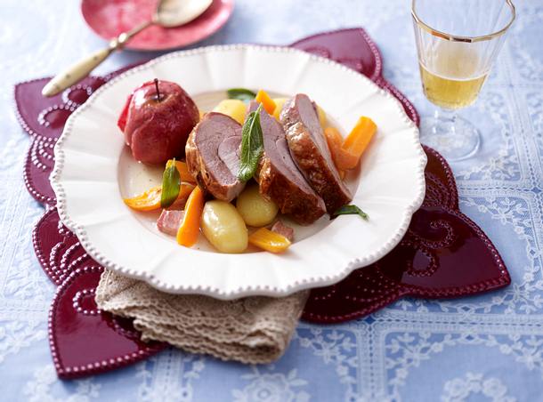 Geschmorte Putenoberkeule mit Kartoffeln und Apfel Rezept Geschmorte Putenoberkeule mit Kartoffeln und Apfel Rezept