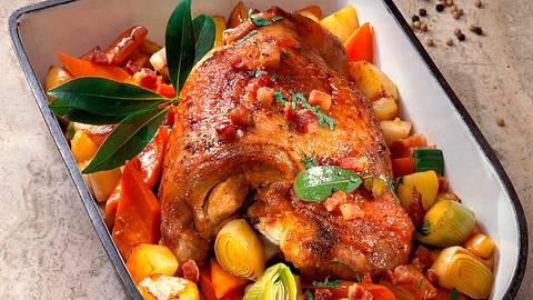 Geschmorte Putenoberkeule mit Speck und Gemüse Rezept - Foto: Neckermann