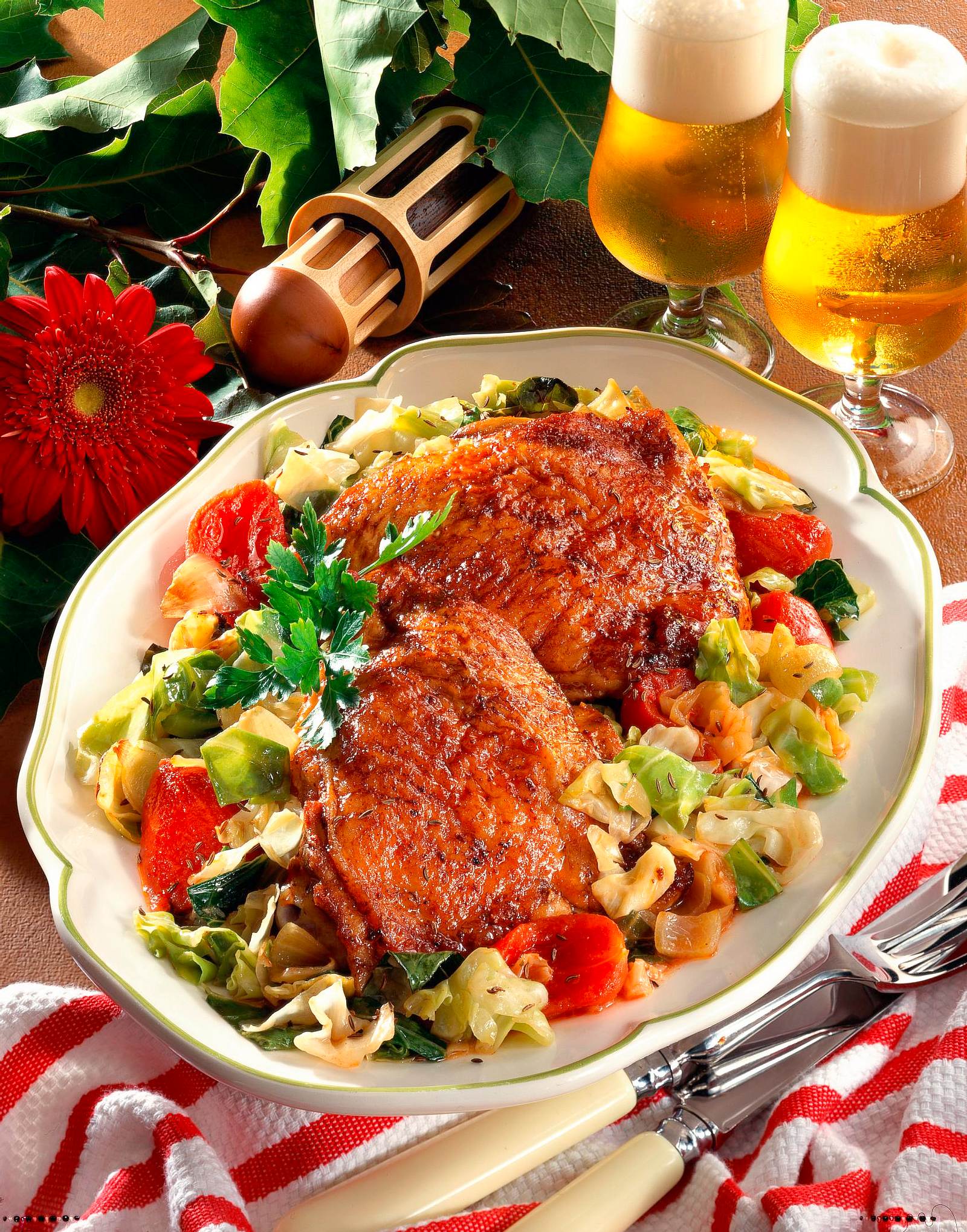 Geschmorte Putenoberkeulen auf Weißkohlgemüse Rezept | LECKER