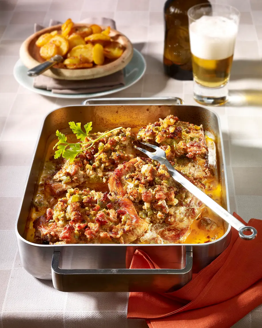 Geschmorte Rahm-Koteletts zu Bratkartoffeln Rezept Geschmorte Rahm-Koteletts zu Bratkartoffeln Rezept