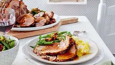 Geschmorte Schweineschulter mit Meerrettichstampf und Speckbohnen Rezept - Foto: LECKER @ Bauer Media Group