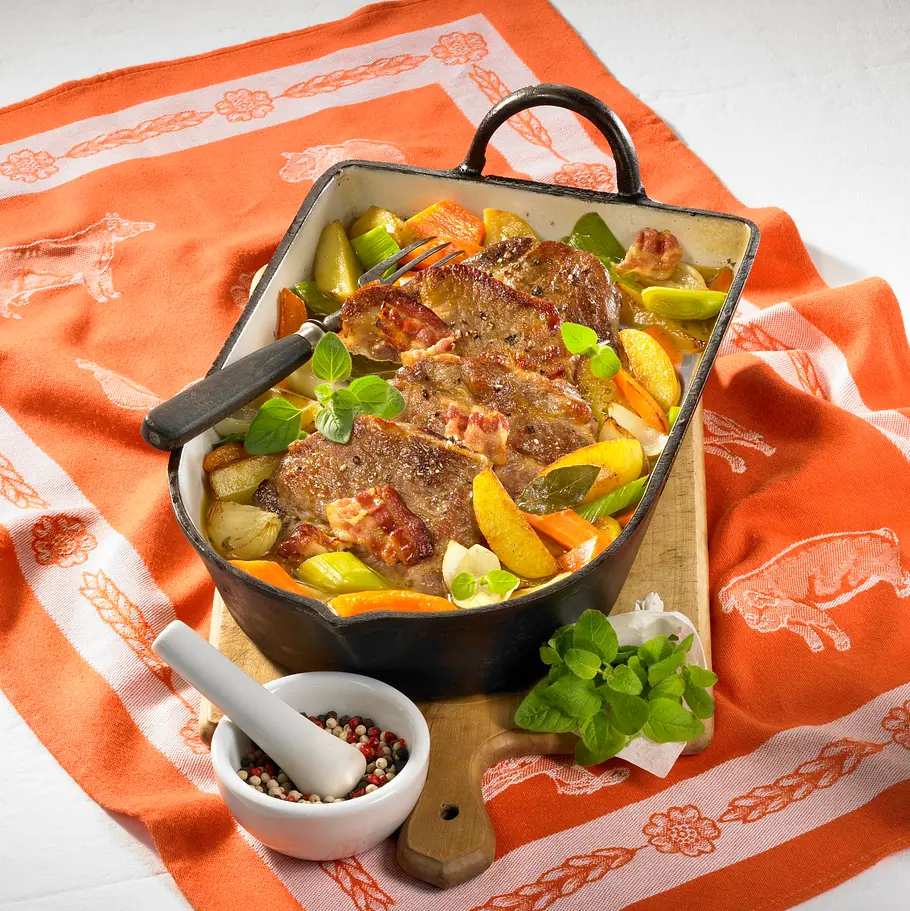 Geschmorte Schweinesteaks auf Gemüse Rezept Geschmorte Schweinesteaks auf Gemüse Rezept