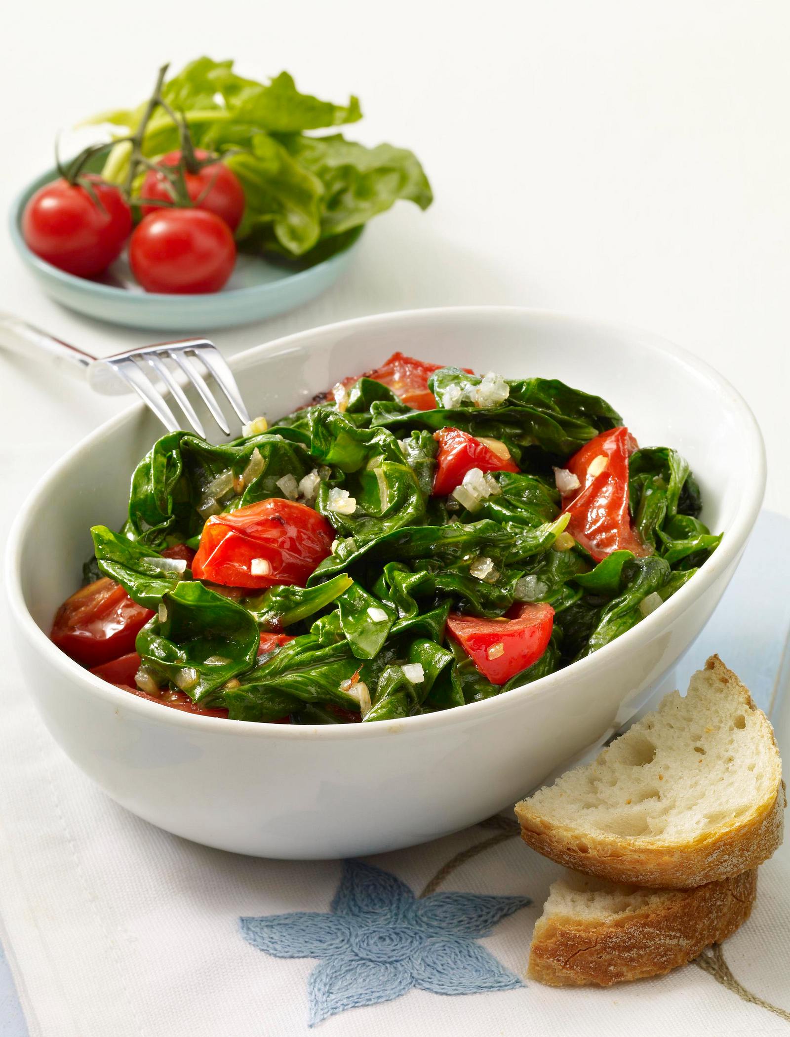 Geschmorte Tomaten mit Spinat Rezept | LECKER