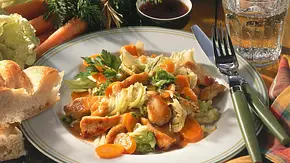 Geschmorter Chinakohl mit Hähnchengeschnetzeltem Rezept - Foto: LECKER @ Bauer Media Group Geschmorter Chinakohl mit Hähnchengeschnetzeltem Rezept - Foto: LECKER @ Bauer Media Group