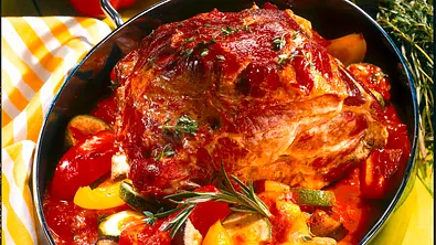 Geschmorter Kasselernacken auf Ratatouillegemüse Rezept - Foto: LECKER @ Bauer Media Group