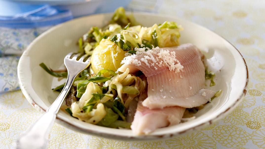 Geschmorter Spitzkohl mit Kartoffeln, Meerrettich und Forellenfilets Rezept - Foto: LECKER @ Bauer Media Group