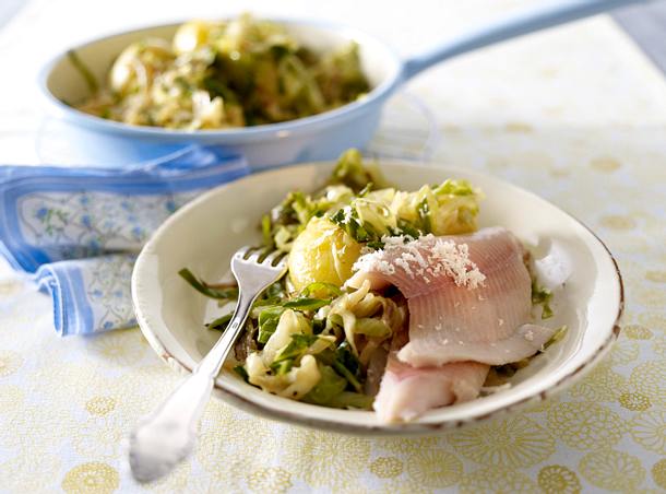 Geschmorter Spitzkohl mit Kartoffeln, Meerrettich und Forellenfilets Rezept Geschmorter Spitzkohl mit Kartoffeln, Meerrettich und Forellenfilets Rezept