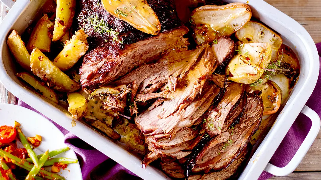 Geschmorter Tafelspitz mit glasierten Äpfeln und Birnen Rezept - Foto: LECKER @ Bauer Media Group Geschmorter Tafelspitz mit glasierten Äpfeln und Birnen Rezept - Foto: LECKER @ Bauer Media Group
