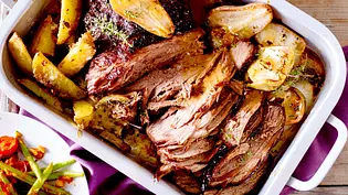 Geschmorter Tafelspitz mit glasierten Äpfeln und Birnen Rezept - Foto: LECKER @ Bauer Media Group