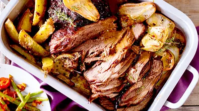 Geschmorter Tafelspitz mit glasierten Äpfeln und Birnen Rezept - Foto: LECKER @ Bauer Media Group