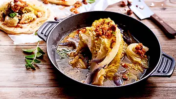 Geschmorter Wirsing unter Nussbröseln Rezept - Foto: LECKER @ Bauer Media Group Geschmorter Wirsing unter Nussbröseln Rezept - Foto: LECKER @ Bauer Media Group