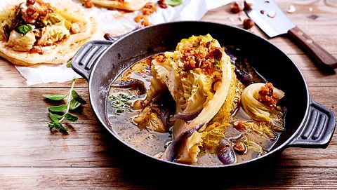 Geschmorter Wirsing unter Nussbröseln Rezept - Foto: House of Food / Bauer Food Experts KG