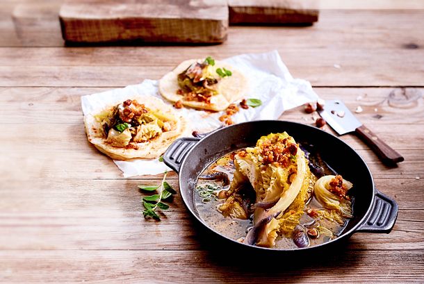 Geschmorter Wirsing unter Nussbröseln Rezept