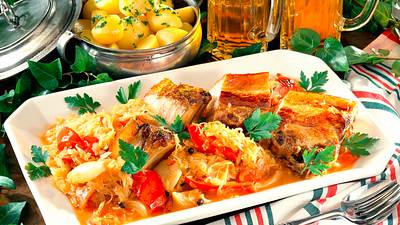 Geschmortes Bauchfleisch auf Sauerkraut Rezept - Foto: Neckermann