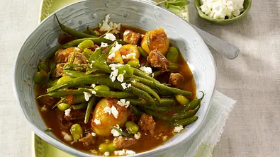 Geschmortes Bohnengulasch mit Schafskäse Rezept - Foto: LECKER @ Bauer Media Group