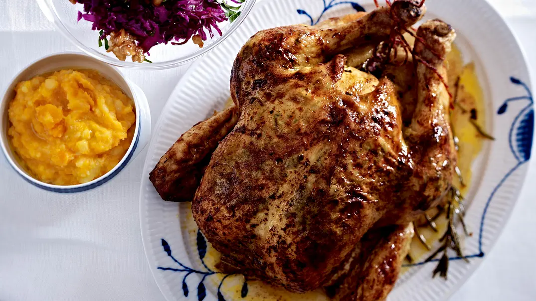Geschmortes Brathuhn mit Kürbisstampf und Rotkohlsalat Rezept - Foto: LECKER @ Bauer Media Group Geschmortes Brathuhn mit Kürbisstampf und Rotkohlsalat Rezept - Foto: LECKER @ Bauer Media Group