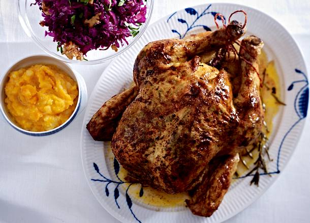 Geschmortes Hähnchen mit Kartoffel-Kürbis-Püree und Rotkohlsalat Rezept