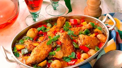 Geschmortes Hähnchen auf buntem Gemüse Rezept - Foto: LECKER @ Bauer Media Group