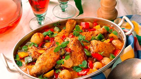 Geschmortes Hähnchen auf buntem Gemüse Rezept - Foto: Neckermann