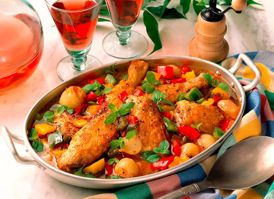 Geschmortes Hähnchen auf buntem Gemüse Rezept
