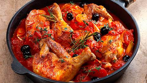 Geschmortes Hähnchen in würziger Tomatensoße Rezept - Foto: Neckermann