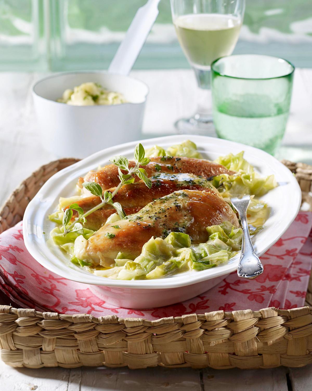 Geschmortes Hähnchenfilet mit Spitzkohl in Senfsoße Rezept