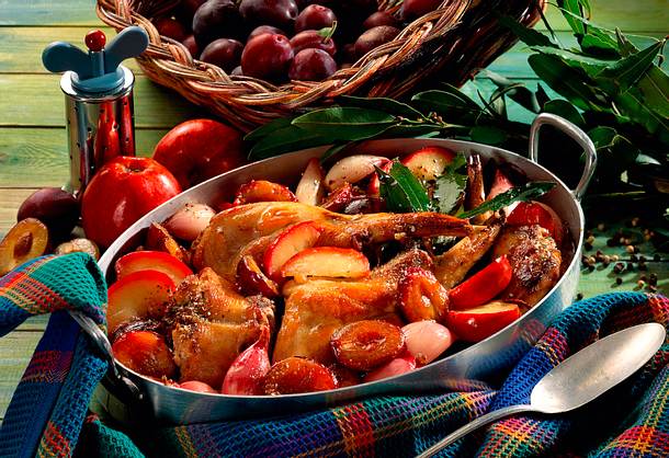 Geschmortes Kaninchen mit Pflaumen Rezept Geschmortes Kaninchen mit Pflaumen Rezept
