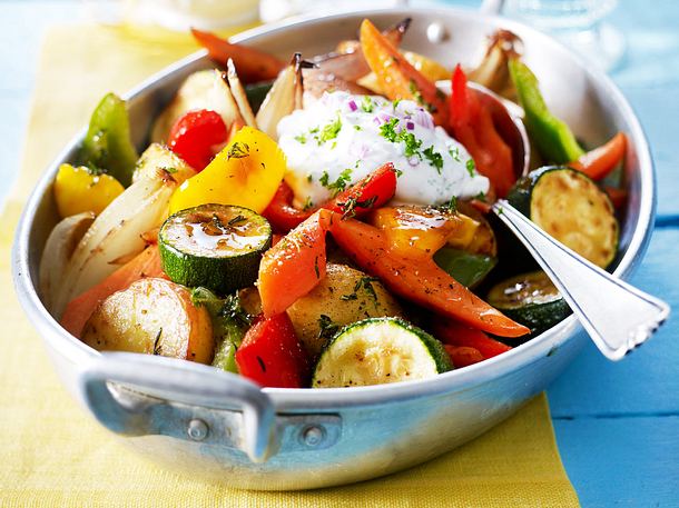Geschmortes Ofengemüse mit Kräuterquark Rezept Geschmortes Ofengemüse mit Kräuterquark Rezept