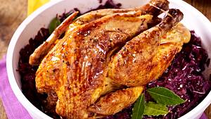 Geschmortes Perlhuhn mit Rotkohl Rezept - Foto: House of Food / Bauer Food Experts KG